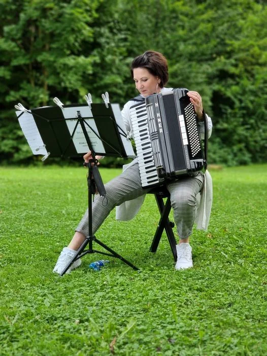 Akkordeonistin gibt Konzert im Freien